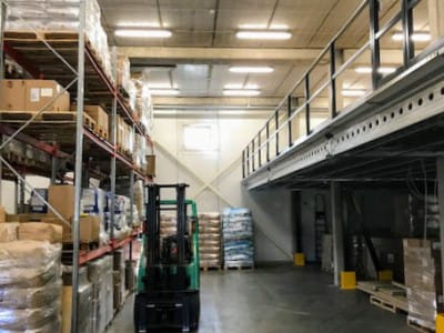 Tvåvånings lager - mezzanine i Riga för företaget "NEO"